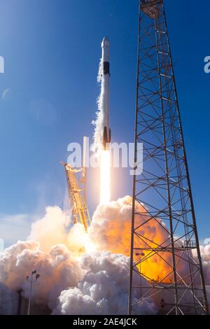 Cape Canaveral, USA. 05. Dezember 2019. Die SpaceX Falcon 9 Rakete erfolgreich gestartet Mit dem Drachen der kommerziellen Ladung Kapsel auf dem CRS-19 Mission zur Internationalen Raumstation aus dem Weltraum Komplexe 40 Start am Cape Canaveral Air Force Station Dezember 5, 2019 in Cape Canaveral, Florida. Der Drache wird liefern etwa 5.700 Pfund von wissenschaftlichen Instrumenten, Crew versorgt und -Hardware, die an den orbitalen Labor- und seiner Besatzung. Quelle: SpaceX/SpaceX/Alamy leben Nachrichten Stockfoto