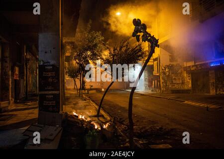 Athen, Griechenland. 06 Dez, 2019. Feuer und Rauch in Kollisionen in Athen. Die Demonstration soll den 11. Jahrestag des Todes eines jungen Mannes, der Tote bei Unruhen erschossen wurde, zu gedenken. Credit: Angelos Tzortzinis/dpa/Alamy leben Nachrichten Stockfoto