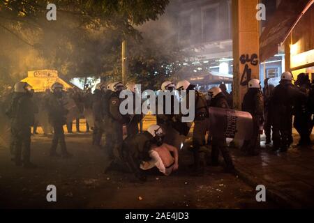 Athen, Griechenland. 06 Dez, 2019. Polizei nimmt einen Demonstrator in Auseinandersetzungen. Mit dieser Demonstration, die jungen Leute wollen den 11. Jahrestag des Todes eines Jugendlichen, der Tote bei Unruhen erschossen wurde, zu gedenken. Credit: Angelos Tzortzinis/dpa/Alamy leben Nachrichten Stockfoto