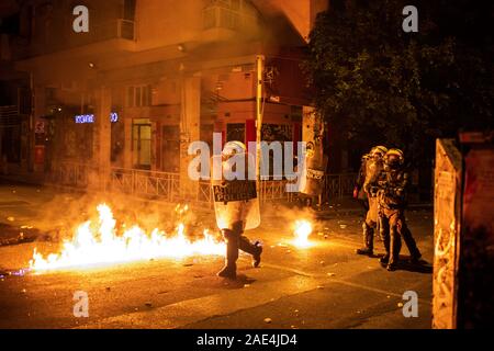 Athen, Griechenland. 06 Dez, 2019. Polizei in Auseinandersetzungen mit Demonstranten. Mit dieser Demonstration, die jungen Leute wollen den 11. Jahrestag des Todes eines Jugendlichen, der Tote bei Unruhen erschossen wurde, zu gedenken. Credit: Angelos Tzortzinis/dpa/Alamy leben Nachrichten Stockfoto