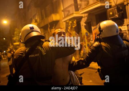 Athen, Griechenland. 06 Dez, 2019. Polizei nimmt einen Demonstrator in Auseinandersetzungen. Mit dieser Demonstration, die jungen Leute wollen den 11. Jahrestag des Todes eines Jugendlichen, der Tote bei Unruhen erschossen wurde, zu gedenken. Credit: Angelos Tzortzinis/dpa/Alamy leben Nachrichten Stockfoto