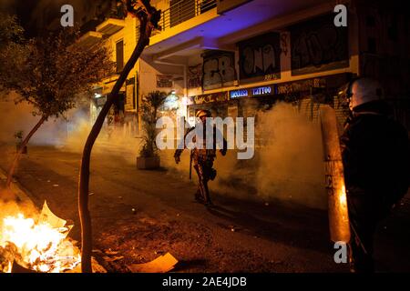 Athen, Griechenland. 06 Dez, 2019. Die Polizei in Auseinandersetzungen mit Demonstranten in Athen tätig. Mit dieser Demonstration, die Jugend soll der 11. Jahrestag des Todes von einem Jugendlichen, der Tote bei Unruhen erschossen wurde, zu gedenken. Credit: Angelos Tzortzinis/dpa/Alamy leben Nachrichten Stockfoto