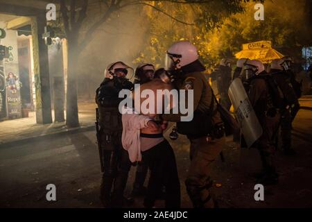 Athen, Griechenland. 06 Dez, 2019. Die Polizei einen Demonstrator in Auseinandersetzungen festgenommen. Mit dieser Demonstration, die jungen Leute wollen den 11. Jahrestag des Todes eines Jugendlichen, der Tote bei Unruhen erschossen wurde, zu gedenken. Credit: Angelos Tzortzinis/dpa/Alamy leben Nachrichten Stockfoto