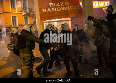 Athen, Griechenland. 06 Dez, 2019. Polizei nimmt einen Demonstrator in Auseinandersetzungen. Mit dieser Demonstration, die jungen Leute wollen den 11. Jahrestag des Todes eines Jugendlichen, der Tote bei Unruhen erschossen wurde, zu gedenken. Credit: Angelos Tzortzinis/dpa/Alamy leben Nachrichten Stockfoto