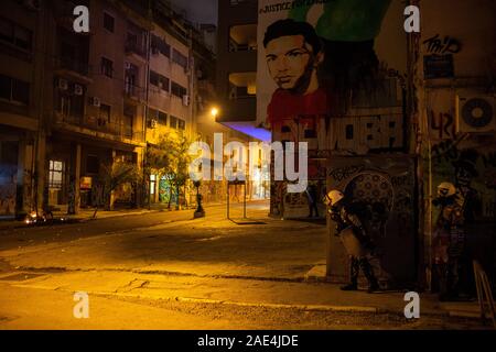 Athen, Griechenland. 06 Dez, 2019. Die Polizei in Auseinandersetzungen mit Demonstranten in Athen tätig. Mit dieser Demonstration, die Jugend soll der 11. Jahrestag des Todes von einem Jugendlichen, der Tote bei Unruhen erschossen wurde, zu gedenken. Credit: Angelos Tzortzinis/dpa/Alamy leben Nachrichten Stockfoto