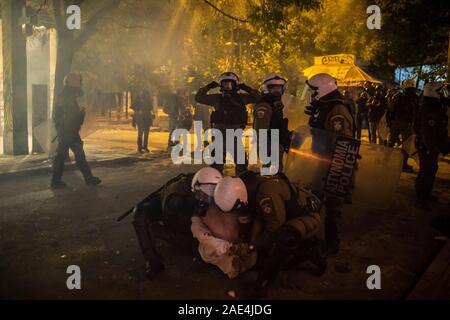 Athen, Griechenland. 06 Dez, 2019. Polizei nimmt einen Demonstrator in Auseinandersetzungen. Mit dieser Demonstration, die jungen Leute wollen den 11. Jahrestag des Todes eines Jugendlichen, der Tote bei Unruhen erschossen wurde, zu gedenken. Credit: Angelos Tzortzinis/dpa/Alamy leben Nachrichten Stockfoto