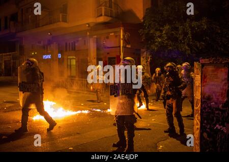 Athen, Griechenland. 06 Dez, 2019. Die Polizei log über Auseinandersetzungen mit Demonstranten in Athen. Mit dieser Demonstration, die Jugend soll der 11. Jahrestag des Todes von einem Jugendlichen, der Tote bei Unruhen erschossen wurde, zu gedenken. Credit: Angelos Tzortzinis/dpa/Alamy leben Nachrichten Stockfoto