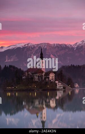 Sonnenuntergang im Bled See. Schöne Reflexionen. Slowenien. Stockfoto