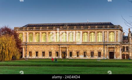 Wren Library Trinity College der Universität Cambridge. Der Zaunkönig Bibliothek der Universität Cambridge wurde von Christopher Wren entworfen und im Jahre 1695 abgeschlossen. Stockfoto