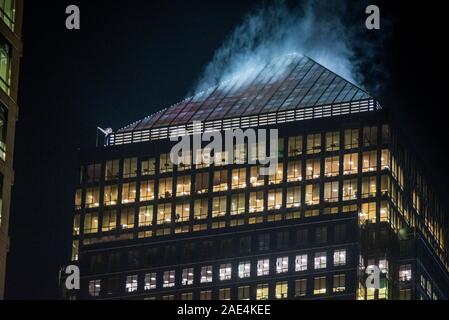 Dachterrasse Pyramide Dampf von Heizung und Klimaanlage, 1 Canada Square Canary Wharf London Tower Architekten Cesar Pelli & Associates, eröffnet 1991 Stockfoto