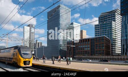 Geschäftsviertel Amsterdam Süd (Zuidas), in der Nähe des Flughafens Schiphol, in den Niederlanden. Stockfoto