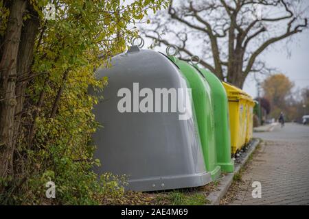 Container für die Sortierung der Abfälle im Dorf Stockfoto