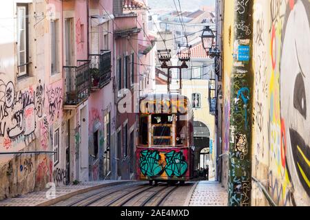 Ascensor da Bica, Seilbahn, Straßenbahn, Lift mit Graffiti in Lissabon, Portugal Stockfoto