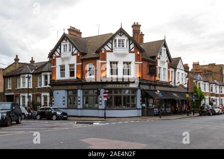 London - 06. September 2019: Street View der beliebten Greenwich Taverne am Abend, London September 06, 2019 Stockfoto