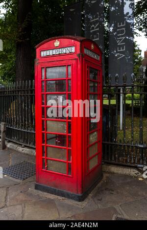 London - 06. September 2019: Iconic red Phone Booth in Greenwich, London September 06, 2019 Stockfoto