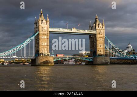 London - 06. September 2019: Dunkle Wolken hinter der berühmten Tower Bridge mit ein bisschen Nachmittag Licht auf die Türme von natürlichen Kontrast, London S Stockfoto