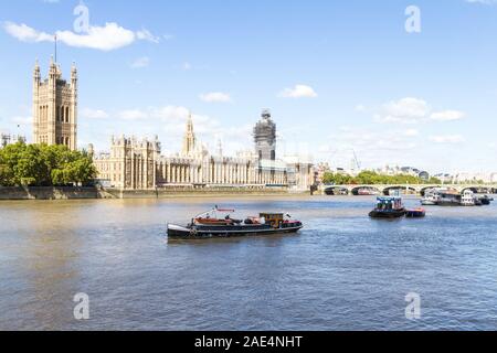 London - 05. September 2019: Häuser des Parlaments über die Themse mit Big Ben mit einem Gerüst für Renovierungsarbeiten umgeben, London Septe Stockfoto