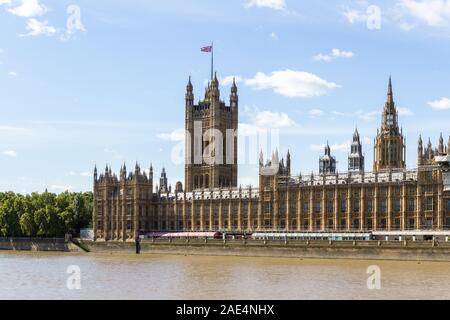 London - 05. September 2019: Häuser des Parlaments über die Themse mit Big Ben mit einem Gerüst für Renovierungsarbeiten umgeben, London Septe Stockfoto