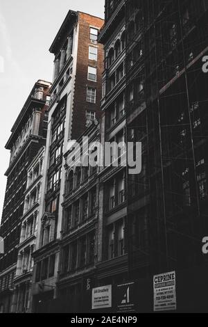 New York, Dezember 2017, typische Wohnung Gebäude am Broadway Stockfoto