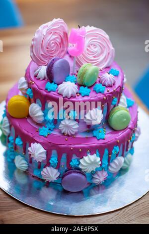 Bunte frischen Makronen auf schönen Kuchen für Kinder s Geburtstag. Kuchen mit Nummer 5. Kerze in Form der Zahl 5 auf Kuchen. Mit Marshmallows dekoriert. Stockfoto