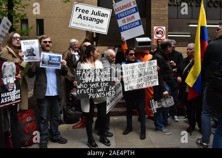 London, Großbritannien. Mai 1, 2019. Die Demonstranten sammeln außerhalb Southwark Crown Court aus Protest gegen die Verhaftung von Julian Assange Gründer von Wikileaks Publikationen. Stockfoto