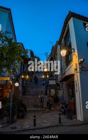 Malerischer Blick auf Arachova Dorf für Weihnachten dekoriert. Arachova ist ein malerisches Dorf mit Panoramablick, bergauf kleine Häuser. Stockfoto