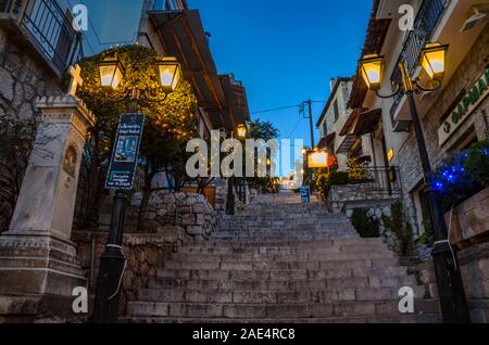 Malerischer Blick auf Arachova Dorf für Weihnachten dekoriert. Arachova ist ein malerisches Dorf mit Panoramablick, bergauf kleine Häuser. Stockfoto