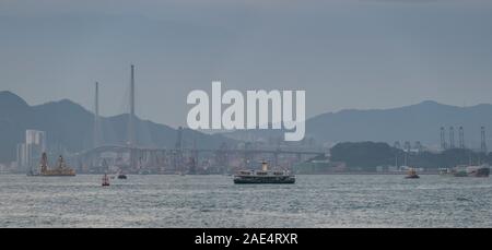 Tsing Ma Brücke, Verbindung von Kowloon und Hong Kong Island in der Dämmerung Stockfoto