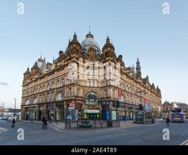 LEEDS, England - Apr 06,2014: Leeds City Halle Eingang im Zentrum der Stadt Leeds. Stockfoto