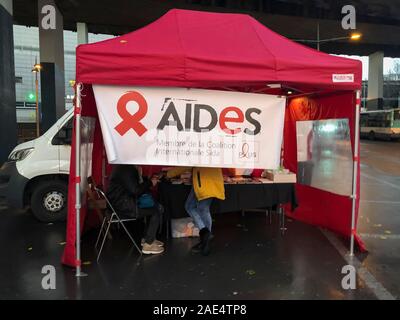 Bag-nolet, Frankreich, HIV-AIDS-Militanten von NGO-AIDES, Arbeit an HIV-Präventionsprojekten, Street HIV Testing Zelt, Schild, Aids Kampagne, Contra le Sida, hiv Kampagne, MIGRANTENVERSORGUNG Stockfoto