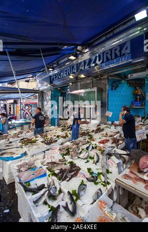 Fischhändler im La Pignasecca Markt im Zentrum von Neapel, Kampanien, Italien, Europa Stockfoto