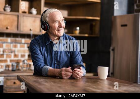 Freundliche alter Mann Musik genießen Stockfoto