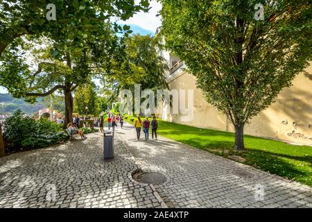 Herbst Spaziergang am Nachmittag im Park auf dem Gelände der Prager Burganlage in der Tschechischen Republik Stockfoto