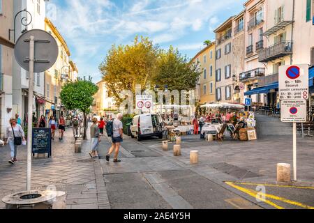Touristen und lokalen französischen genießen Sie einen Sommer morgen an einer im Flohmarkt in der historischen Küstenstadt Antibes, Frankreich, an der Französischen Riviera. Stockfoto