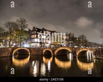Schöne Lichter der Stadt der Brücken in Amsterdam, Niederlande Stockfoto