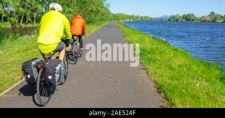 Zwei Radfahrer, die mit dem Fahrrad auf dem Radweg Elbe-Radweg Eurovelo Route 7 entlang der Elbe zwischen Litomerice und Melnik Tschechien fahren. Stockfoto