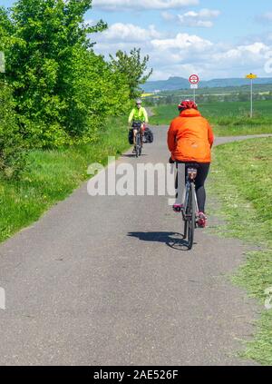 Zwei Radfahrer, die mit dem Fahrrad auf dem Radweg Elbe-Radweg Eurovelo Route 7 entlang der Elbe zwischen Litomerice und Melnik Tschechien fahren. Stockfoto