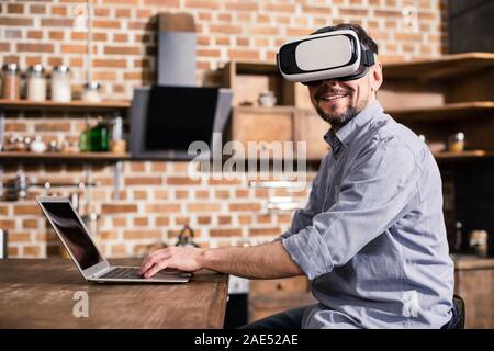 Freundliche Unternehmer tragen VR-Gerät Stockfoto