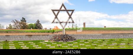 Davidstern und Gräber auf dem Nationalfriedhof in Theresienstadt Malá pevnost kleine Festung Nazi-Konzentrationslager Terezin Tschechische Republik. Stockfoto