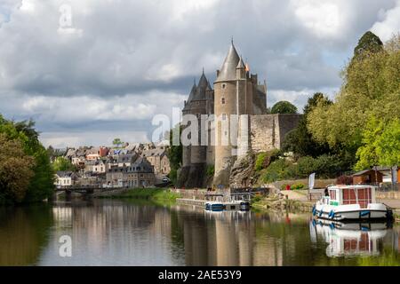 Riverside mittelalterliche Burg Stockfoto