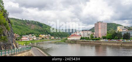 Wohnungen und Wohnungen auf beiden Seiten der Elbe oder der Labe in der Region Děčín Ústí nad Labem Tschechien. Stockfoto