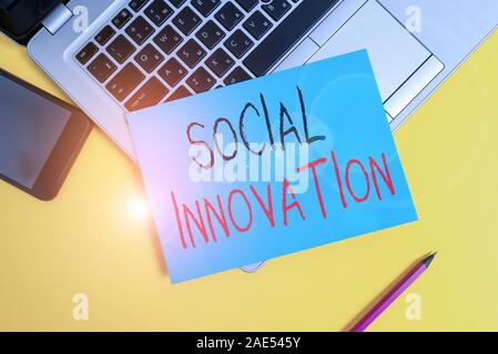 Schreiben Hinweis zeigen soziale Innovation. Business Konzept für Praktiken, die darauf abzielen, die sozialen Bedürfnisse besser Metallische laptop kleines Blatt Papier zu erfüllen Stockfoto