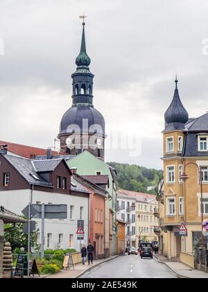 Uhrturm und Turmspitze der St.-Johannis-Kirche im Kurort Bad Schandau Sachsen Deutschland. Stockfoto