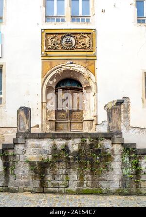 Verwitterte Steinstufen und gewölbte Holztür zu einem Gebäude im Kurort Bad Schandau Sachsen Deutschland. Stockfoto