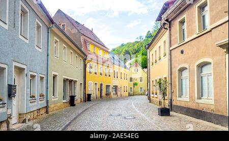 Bunte Häuser an einer Kopfsteinpflasterstraße im Kurort Bad Schandau Sachsen Deutschland. Stockfoto