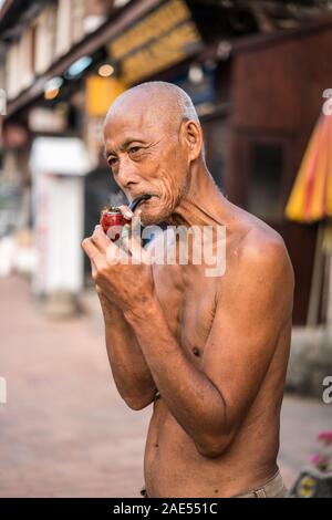 Rauchrohr des alten Mannes in der Straße von Luang Prabang, Laos, Asien Stockfoto