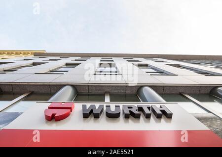 Wien, ÖSTERREICH - NOVEMBER 6, 2019: Wurth Logo vor ihren Hauptsitz für Wien. Wurth, oder Würth, ist ein Hersteller von industriellen harda germn Stockfoto