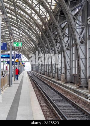 Bahnhof Dresden Hauptbahnhof HBF mit Bogendach Dresden Sachsen Deutschland. Stockfoto