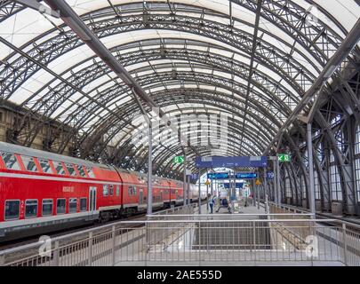 Dresden Hauptbahnhof HBF Doppeldecker-Personenwagen Rollmaterial im Bahnhof mit Bogendach Dresden Sachsen Deutschland. Stockfoto