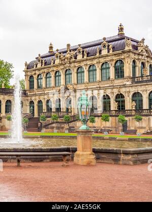 Teich und Springbrunnen vor barocken Dresdner Zwinger Galerie, in dem sich das Königliche Cabinet der mathematischen und physikalischen Instrumente Dresden Sachsen Deutschland. Stockfoto